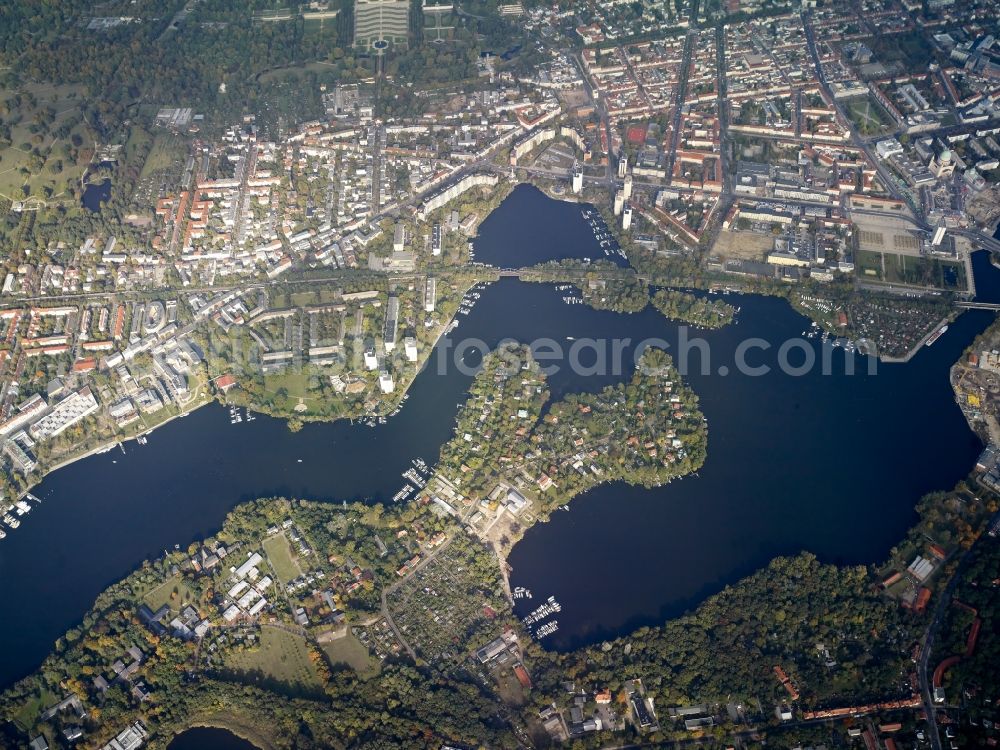 Aerial image Potsdam - Districts Noerdliche Innenstadt und Westliche Vorstadt besides the riparian of the river Havel in the city in Potsdam in the state Brandenburg