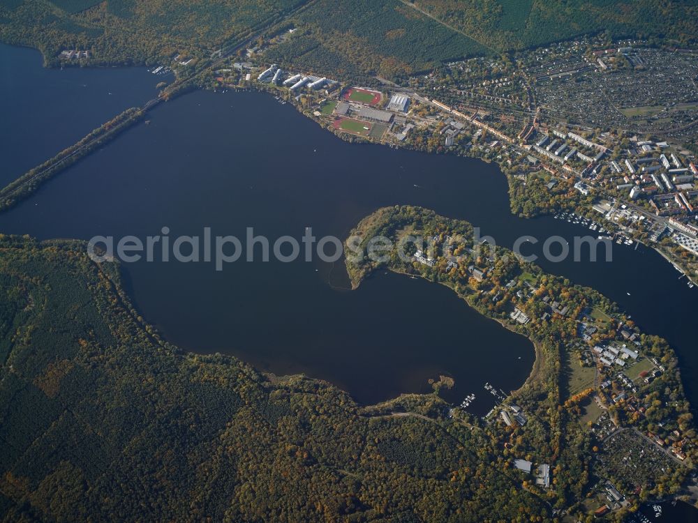 Aerial image Potsdam - Districts Potsdam Sued, Templiner Vorstadt and Cecilienhoehe besides the nearby lake Templiner See and the adjacent forestland in the city in Potsdam in the state Brandenburg