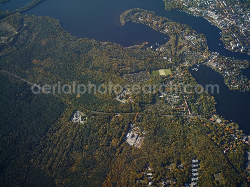 Potsdam from the bird's eye view: Districts Potsdam Sued und Templiner Vorstadt besides the riverside of the lake Templiner See and the river Havel and its nearby forestland in the city in Potsdam in the state Brandenburg