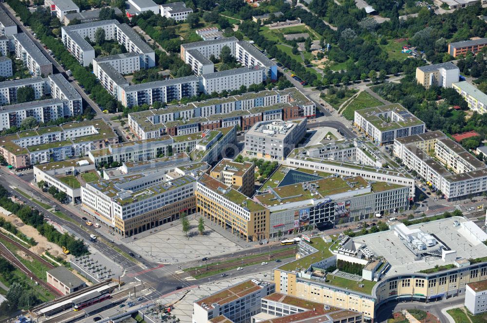 Aerial image Berlin Hellersdorf - Blick auf das Stadtteilzentrum Helle Mitte in Berlin - Hellersdorf an der Hellersdorfer Straße / Riesaer Straße. Das Architekturbüro Brandt & Böttcher setzte sich 1990 bei einer städtischen Ausschreibung durch. Das von der Mega AG gebaute Stadtteilzentrum beinhaltet u.a. das Rathaus Hellersdorf, die Alice-Salomon-Hochschule, ein Oberstufenzentrum sowie das größte Ärztezentrum von Berlin und Brandenburg. Als Arbeitgeber für rund 2000 Menschen beheimatet die Helle Mitte auch das Einkaufszentrum Marktplatzcenter, ein Hotel sowie eines der größten Multiplex-Kinos Berlins. The Helle Mitte in Berlin, the city center of Hellersdorf.