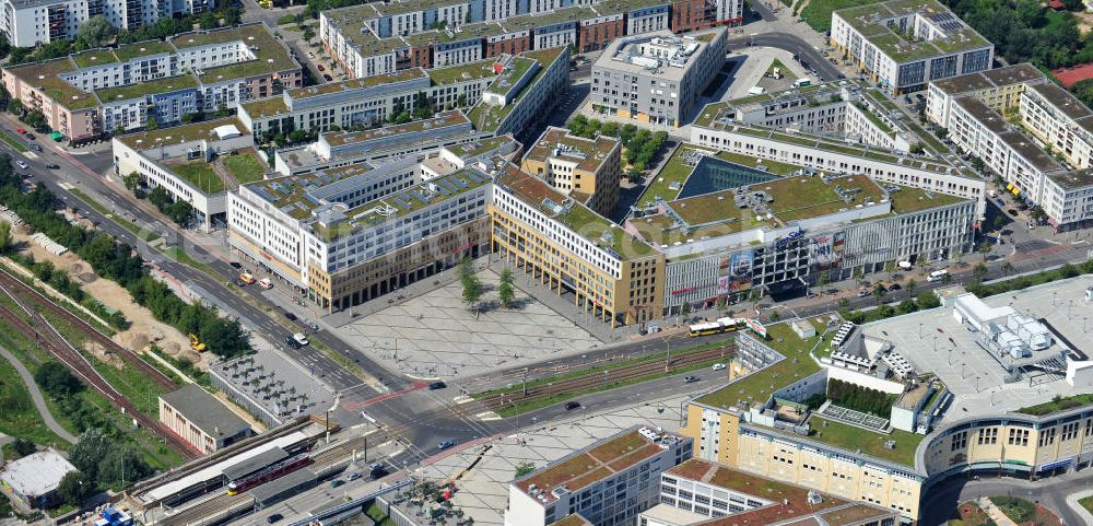 Aerial photograph Berlin Hellersdorf - Blick auf das Stadtteilzentrum Helle Mitte in Berlin - Hellersdorf an der Hellersdorfer Straße / Riesaer Straße. Das Architekturbüro Brandt & Böttcher setzte sich 1990 bei einer städtischen Ausschreibung durch. Das von der Mega AG gebaute Stadtteilzentrum beinhaltet u.a. das Rathaus Hellersdorf, die Alice-Salomon-Hochschule, ein Oberstufenzentrum sowie das größte Ärztezentrum von Berlin und Brandenburg. Als Arbeitgeber für rund 2000 Menschen beheimatet die Helle Mitte auch das Einkaufszentrum Marktplatzcenter, ein Hotel sowie eines der größten Multiplex-Kinos Berlins. The Helle Mitte in Berlin, the city center of Hellersdorf.