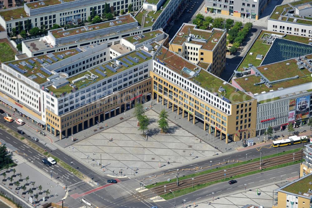 Berlin Hellersdorf from above - Blick auf das Stadtteilzentrum Helle Mitte in Berlin - Hellersdorf an der Hellersdorfer Straße / Riesaer Straße. Das Architekturbüro Brandt & Böttcher setzte sich 1990 bei einer städtischen Ausschreibung durch. Das von der Mega AG gebaute Stadtteilzentrum beinhaltet u.a. das Rathaus Hellersdorf, die Alice-Salomon-Hochschule, ein Oberstufenzentrum sowie das größte Ärztezentrum von Berlin und Brandenburg. Als Arbeitgeber für rund 2000 Menschen beheimatet die Helle Mitte auch das Einkaufszentrum Marktplatzcenter, ein Hotel sowie eines der größten Multiplex-Kinos Berlins. The Helle Mitte in Berlin, the city center of Hellersdorf.