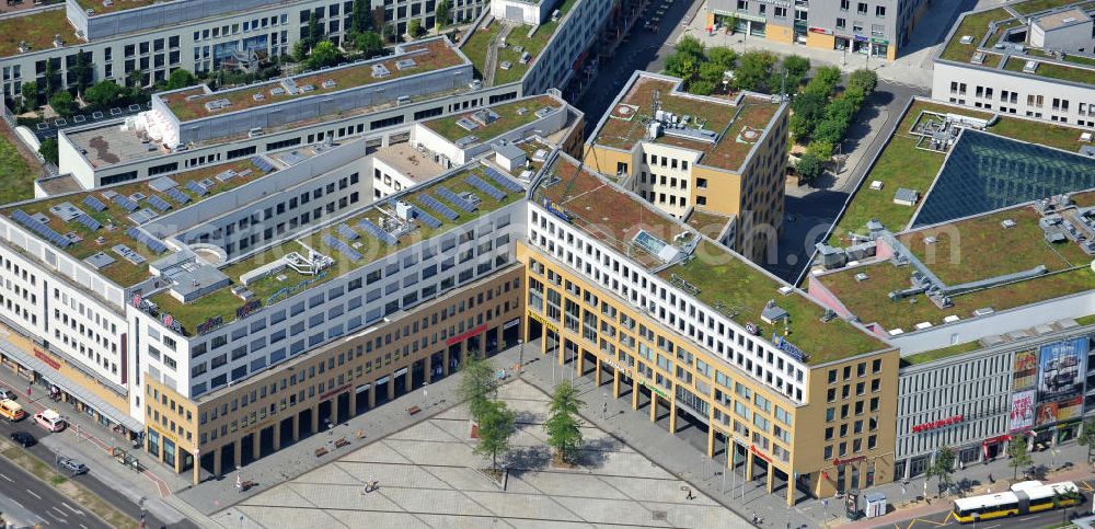 Berlin Hellersdorf from the bird's eye view: Blick auf das Stadtteilzentrum Helle Mitte in Berlin - Hellersdorf an der Hellersdorfer Straße / Riesaer Straße. Das Architekturbüro Brandt & Böttcher setzte sich 1990 bei einer städtischen Ausschreibung durch. Das von der Mega AG gebaute Stadtteilzentrum beinhaltet u.a. das Rathaus Hellersdorf, die Alice-Salomon-Hochschule, ein Oberstufenzentrum sowie das größte Ärztezentrum von Berlin und Brandenburg. Als Arbeitgeber für rund 2000 Menschen beheimatet die Helle Mitte auch das Einkaufszentrum Marktplatzcenter, ein Hotel sowie eines der größten Multiplex-Kinos Berlins. The Helle Mitte in Berlin, the city center of Hellersdorf.