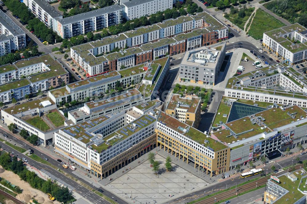 Aerial image Berlin Hellersdorf - Blick auf das Stadtteilzentrum Helle Mitte in Berlin - Hellersdorf an der Hellersdorfer Straße / Riesaer Straße. Das Architekturbüro Brandt & Böttcher setzte sich 1990 bei einer städtischen Ausschreibung durch. Das von der Mega AG gebaute Stadtteilzentrum beinhaltet u.a. das Rathaus Hellersdorf, die Alice-Salomon-Hochschule, ein Oberstufenzentrum sowie das größte Ärztezentrum von Berlin und Brandenburg. Als Arbeitgeber für rund 2000 Menschen beheimatet die Helle Mitte auch das Einkaufszentrum Marktplatzcenter, ein Hotel sowie eines der größten Multiplex-Kinos Berlins. The Helle Mitte in Berlin, the city center of Hellersdorf.