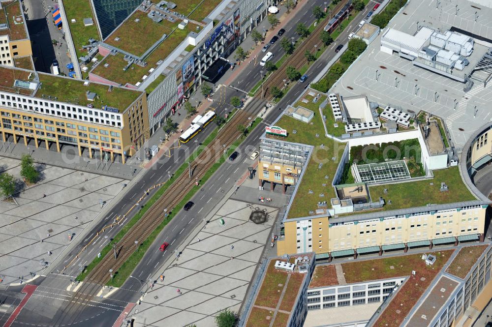 Berlin Hellersdorf from above - Blick auf das Stadtteilzentrum Helle Mitte in Berlin - Hellersdorf an der Hellersdorfer Straße / Riesaer Straße. Das Architekturbüro Brandt & Böttcher setzte sich 1990 bei einer städtischen Ausschreibung durch. Das von der Mega AG gebaute Stadtteilzentrum beinhaltet u.a. das Rathaus Hellersdorf, die Alice-Salomon-Hochschule, ein Oberstufenzentrum sowie das größte Ärztezentrum von Berlin und Brandenburg. Als Arbeitgeber für rund 2000 Menschen beheimatet die Helle Mitte auch das Einkaufszentrum Marktplatzcenter, ein Hotel sowie eines der größten Multiplex-Kinos Berlins. The Helle Mitte in Berlin, the city center of Hellersdorf.