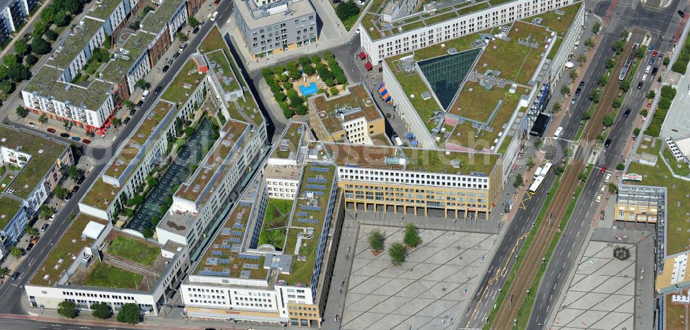 Aerial image Berlin Hellersdorf - Blick auf das Stadtteilzentrum Helle Mitte in Berlin - Hellersdorf an der Hellersdorfer Straße / Riesaer Straße. Das Architekturbüro Brandt & Böttcher setzte sich 1990 bei einer städtischen Ausschreibung durch. Das von der Mega AG gebaute Stadtteilzentrum beinhaltet u.a. das Rathaus Hellersdorf, die Alice-Salomon-Hochschule, ein Oberstufenzentrum sowie das größte Ärztezentrum von Berlin und Brandenburg. Als Arbeitgeber für rund 2000 Menschen beheimatet die Helle Mitte auch das Einkaufszentrum Marktplatzcenter, ein Hotel sowie eines der größten Multiplex-Kinos Berlins. The Helle Mitte in Berlin, the city center of Hellersdorf.