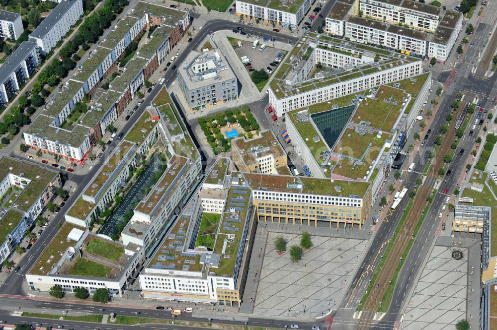 Aerial photograph Berlin Hellersdorf - Blick auf das Stadtteilzentrum Helle Mitte in Berlin - Hellersdorf an der Hellersdorfer Straße / Riesaer Straße. Das Architekturbüro Brandt & Böttcher setzte sich 1990 bei einer städtischen Ausschreibung durch. Das von der Mega AG gebaute Stadtteilzentrum beinhaltet u.a. das Rathaus Hellersdorf, die Alice-Salomon-Hochschule, ein Oberstufenzentrum sowie das größte Ärztezentrum von Berlin und Brandenburg. Als Arbeitgeber für rund 2000 Menschen beheimatet die Helle Mitte auch das Einkaufszentrum Marktplatzcenter, ein Hotel sowie eines der größten Multiplex-Kinos Berlins. The Helle Mitte in Berlin, the city center of Hellersdorf.