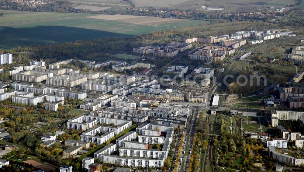 Berlin from above - Blick auf das Stadtteilzentrum Helle-Mitte in Berlin Hellersdorf. Es wurde im September 1997 eröffnet und bietet viel Abwechslung. Unter an derem befindet sich dort ein Kino, viele Geschäfte und Boutiquen, Restaurants, ein Ärztehaus und das Rathaus. Aber auch Wohnraum, ein Hotel und eine Fachhochschule haben sich dort angesiedelt. Kontakt: Helle Mitte Immobilienverwaltungs GmbH, Lil-Dagover Straße 2 12627 Berlin, Tel. +49(0)30 9922 8800, Fax +49(0)30 9922 1325, Email: info@hellemittegmbh.de; Alice Salomon Hochschule Berlin, Alice-Salomon Platz 5 12627 Berlin, Tel. +49(0)30 99245 0, Fax +49(0)30 99245 245, Email: asfh-@asfh-berlin.de