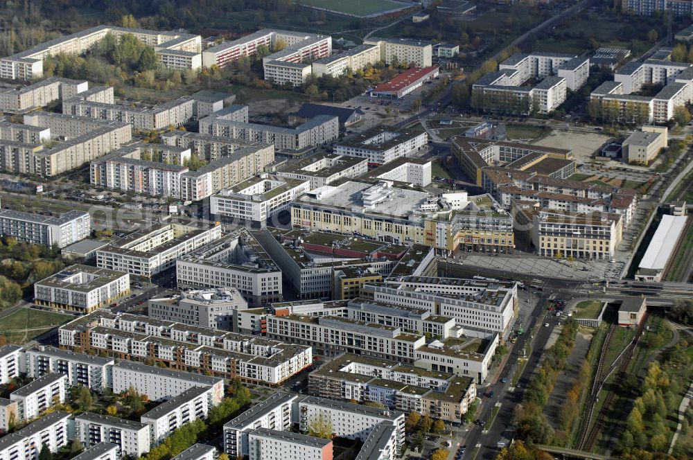 Berlin from the bird's eye view: Blick auf das Stadtteilzentrum Helle-Mitte in Berlin Hellersdorf. Es wurde im September 1997 eröffnet und bietet viel Abwechslung. Unter an derem befindet sich dort ein Kino, viele Geschäfte und Boutiquen, Restaurants, ein Ärztehaus und das Rathaus. Aber auch Wohnraum, ein Hotel und eine Fachhochschule haben sich dort angesiedelt. Kontakt: Helle Mitte Immobilienverwaltungs GmbH, Lil-Dagover Straße 2 12627 Berlin, Tel. +49(0)30 9922 8800, Fax +49(0)30 9922 1325, Email: info@hellemittegmbh.de; Alice Salomon Hochschule Berlin, Alice-Salomon Platz 5 12627 Berlin, Tel. +49(0)30 99245 0, Fax +49(0)30 99245 245, Email: asfh-@asfh-berlin.de