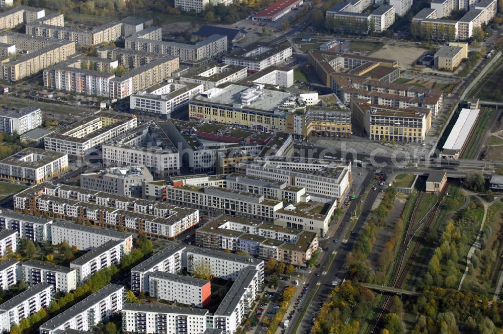 Aerial image Berlin - Blick auf das Stadtteilzentrum Helle-Mitte in Berlin Hellersdorf. Es wurde im September 1997 eröffnet und bietet viel Abwechslung. Unter an derem befindet sich dort ein Kino, viele Geschäfte und Boutiquen, Restaurants, ein Ärztehaus und das Rathaus. Aber auch Wohnraum, ein Hotel und eine Fachhochschule haben sich dort angesiedelt. Kontakt: Helle Mitte Immobilienverwaltungs GmbH, Lil-Dagover Straße 2 12627 Berlin, Tel. +49(0)30 9922 8800, Fax +49(0)30 9922 1325, Email: info@hellemittegmbh.de; Alice Salomon Hochschule Berlin, Alice-Salomon Platz 5 12627 Berlin, Tel. +49(0)30 99245 0, Fax +49(0)30 99245 245, Email: asfh-@asfh-berlin.de