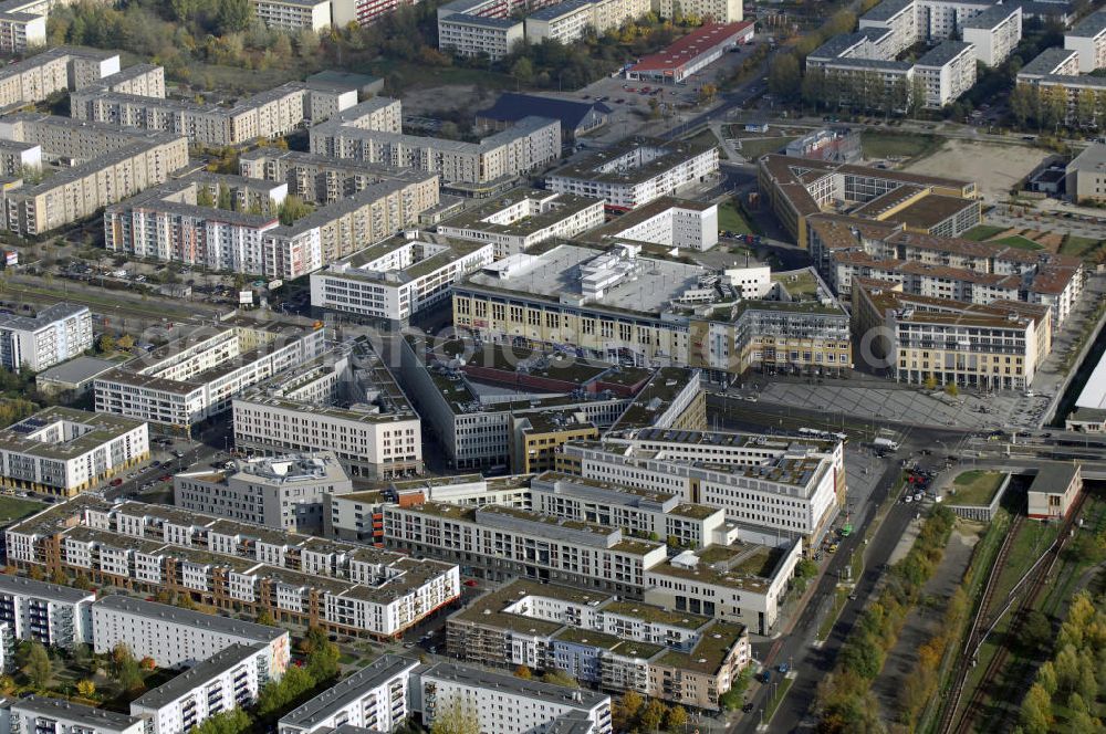 Aerial photograph Berlin - Blick auf das Stadtteilzentrum Helle-Mitte in Berlin Hellersdorf. Es wurde im September 1997 eröffnet und bietet viel Abwechslung. Unter an derem befindet sich dort ein Kino, viele Geschäfte und Boutiquen, Restaurants, ein Ärztehaus und das Rathaus. Aber auch Wohnraum, ein Hotel und eine Fachhochschule haben sich dort angesiedelt. Kontakt: Helle Mitte Immobilienverwaltungs GmbH, Lil-Dagover Straße 2 12627 Berlin, Tel. +49(0)30 9922 8800, Fax +49(0)30 9922 1325, Email: info@hellemittegmbh.de; Alice Salomon Hochschule Berlin, Alice-Salomon Platz 5 12627 Berlin, Tel. +49(0)30 99245 0, Fax +49(0)30 99245 245, Email: asfh-@asfh-berlin.de