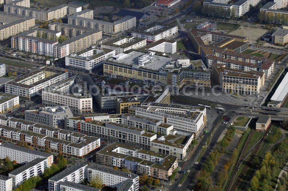 Berlin from above - Blick auf das Stadtteilzentrum Helle-Mitte in Berlin Hellersdorf. Es wurde im September 1997 eröffnet und bietet viel Abwechslung. Unter an derem befindet sich dort ein Kino, viele Geschäfte und Boutiquen, Restaurants, ein Ärztehaus und das Rathaus. Aber auch Wohnraum, ein Hotel und eine Fachhochschule haben sich dort angesiedelt. Kontakt: Helle Mitte Immobilienverwaltungs GmbH, Lil-Dagover Straße 2 12627 Berlin, Tel. +49(0)30 9922 8800, Fax +49(0)30 9922 1325, Email: info@hellemittegmbh.de; Alice Salomon Hochschule Berlin, Alice-Salomon Platz 5 12627 Berlin, Tel. +49(0)30 99245 0, Fax +49(0)30 99245 245, Email: asfh-@asfh-berlin.de