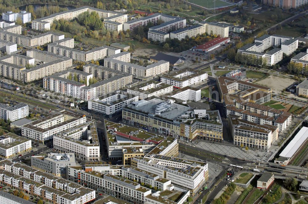 Berlin from the bird's eye view: Blick auf das Stadtteilzentrum Helle-Mitte in Berlin Hellersdorf. Es wurde im September 1997 eröffnet und bietet viel Abwechslung. Unter an derem befindet sich dort ein Kino, viele Geschäfte und Boutiquen, Restaurants, ein Ärztehaus und das Rathaus. Aber auch Wohnraum, ein Hotel und eine Fachhochschule haben sich dort angesiedelt. Kontakt: Helle Mitte Immobilienverwaltungs GmbH, Lil-Dagover Straße 2 12627 Berlin, Tel. +49(0)30 9922 8800, Fax +49(0)30 9922 1325, Email: info@hellemittegmbh.de; Alice Salomon Hochschule Berlin, Alice-Salomon Platz 5 12627 Berlin, Tel. +49(0)30 99245 0, Fax +49(0)30 99245 245, Email: asfh-@asfh-berlin.de