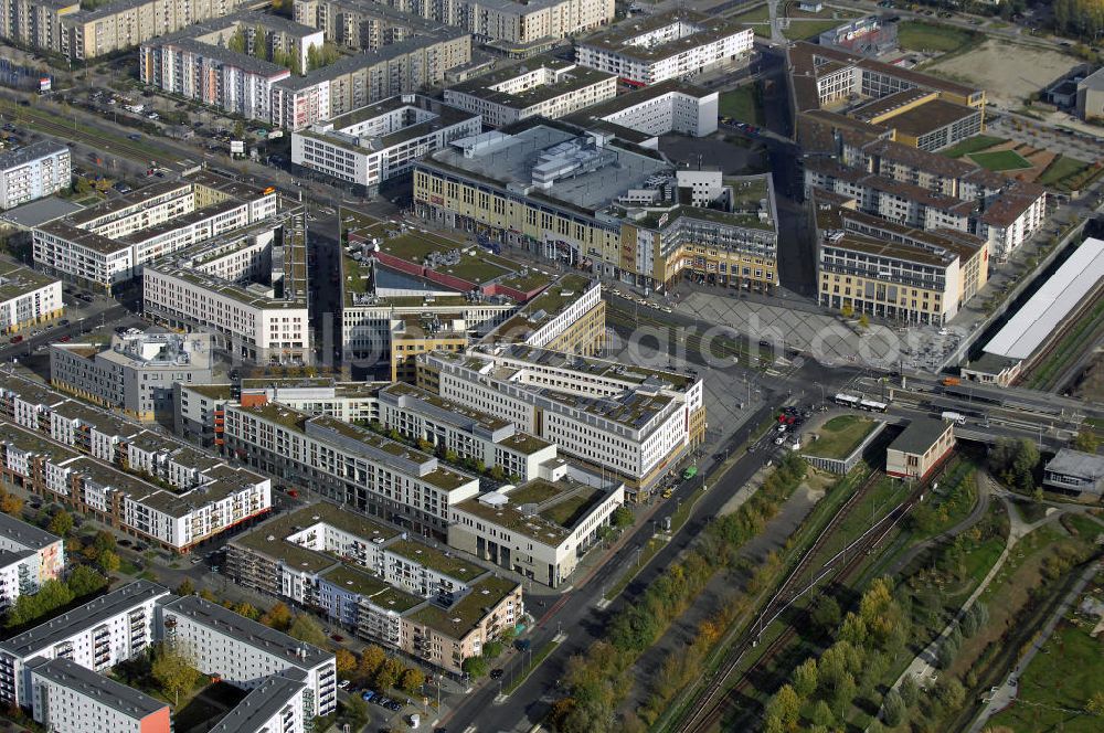 Aerial image Berlin - Blick auf das Stadtteilzentrum Helle-Mitte in Berlin Hellersdorf. Es wurde im September 1997 eröffnet und bietet viel Abwechslung. Unter an derem befindet sich dort ein Kino, viele Geschäfte und Boutiquen, Restaurants, ein Ärztehaus und das Rathaus. Aber auch Wohnraum, ein Hotel und eine Fachhochschule haben sich dort angesiedelt. Kontakt: Helle Mitte Immobilienverwaltungs GmbH, Lil-Dagover Straße 2 12627 Berlin, Tel. +49(0)30 9922 8800, Fax +49(0)30 9922 1325, Email: info@hellemittegmbh.de; Alice Salomon Hochschule Berlin, Alice-Salomon Platz 5 12627 Berlin, Tel. +49(0)30 99245 0, Fax +49(0)30 99245 245, Email: asfh-@asfh-berlin.de