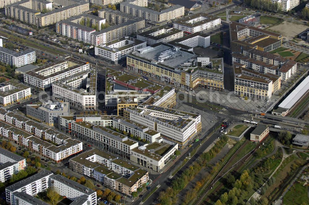 Aerial photograph Berlin - Blick auf das Stadtteilzentrum Helle-Mitte in Berlin Hellersdorf. Es wurde im September 1997 eröffnet und bietet viel Abwechslung. Unter an derem befindet sich dort ein Kino, viele Geschäfte und Boutiquen, Restaurants, ein Ärztehaus und das Rathaus. Aber auch Wohnraum, ein Hotel und eine Fachhochschule haben sich dort angesiedelt. Kontakt: Helle Mitte Immobilienverwaltungs GmbH, Lil-Dagover Straße 2 12627 Berlin, Tel. +49(0)30 9922 8800, Fax +49(0)30 9922 1325, Email: info@hellemittegmbh.de; Alice Salomon Hochschule Berlin, Alice-Salomon Platz 5 12627 Berlin, Tel. +49(0)30 99245 0, Fax +49(0)30 99245 245, Email: asfh-@asfh-berlin.de