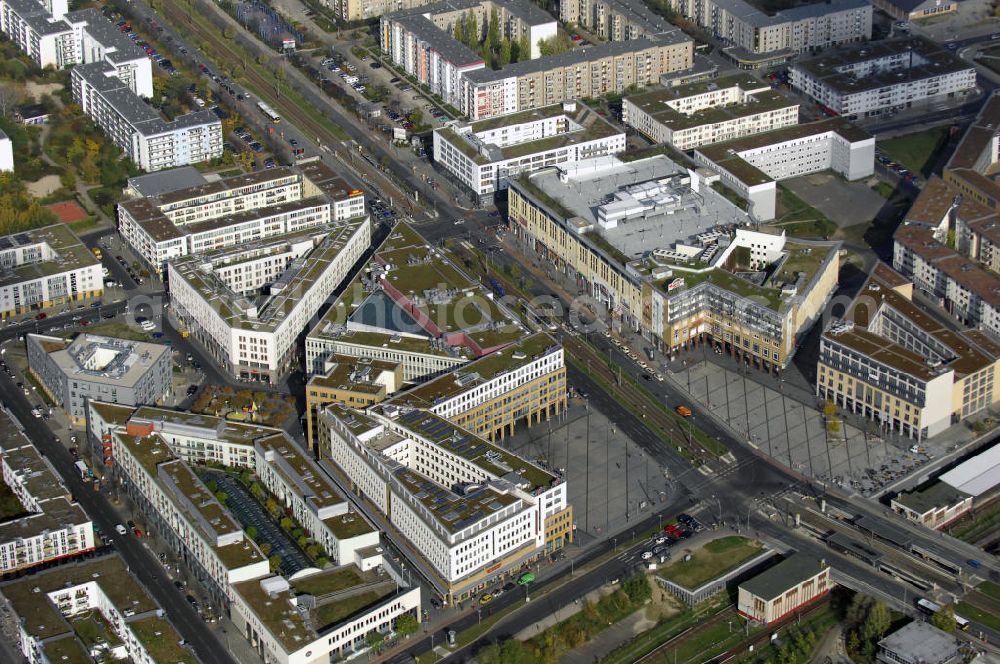 Berlin from above - Blick auf das Stadtteilzentrum Helle-Mitte in Berlin Hellersdorf. Es wurde im September 1997 eröffnet und bietet viel Abwechslung. Unter an derem befindet sich dort ein Kino, viele Geschäfte und Boutiquen, Restaurants, ein Ärztehaus und das Rathaus. Aber auch Wohnraum, ein Hotel und eine Fachhochschule haben sich dort angesiedelt. Kontakt: Helle Mitte Immobilienverwaltungs GmbH, Lil-Dagover Straße 2 12627 Berlin, Tel. +49(0)30 9922 8800, Fax +49(0)30 9922 1325, Email: info@hellemittegmbh.de; Alice Salomon Hochschule Berlin, Alice-Salomon Platz 5 12627 Berlin, Tel. +49(0)30 99245 0, Fax +49(0)30 99245 245, Email: asfh-@asfh-berlin.de