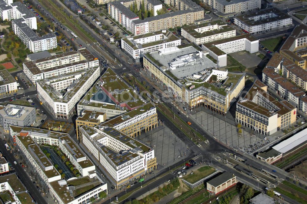 Berlin from the bird's eye view: Blick auf das Stadtteilzentrum Helle-Mitte in Berlin Hellersdorf. Es wurde im September 1997 eröffnet und bietet viel Abwechslung. Unter an derem befindet sich dort ein Kino, viele Geschäfte und Boutiquen, Restaurants, ein Ärztehaus und das Rathaus. Aber auch Wohnraum, ein Hotel und eine Fachhochschule haben sich dort angesiedelt. Kontakt: Helle Mitte Immobilienverwaltungs GmbH, Lil-Dagover Straße 2 12627 Berlin, Tel. +49(0)30 9922 8800, Fax +49(0)30 9922 1325, Email: info@hellemittegmbh.de; Alice Salomon Hochschule Berlin, Alice-Salomon Platz 5 12627 Berlin, Tel. +49(0)30 99245 0, Fax +49(0)30 99245 245, Email: asfh-@asfh-berlin.de