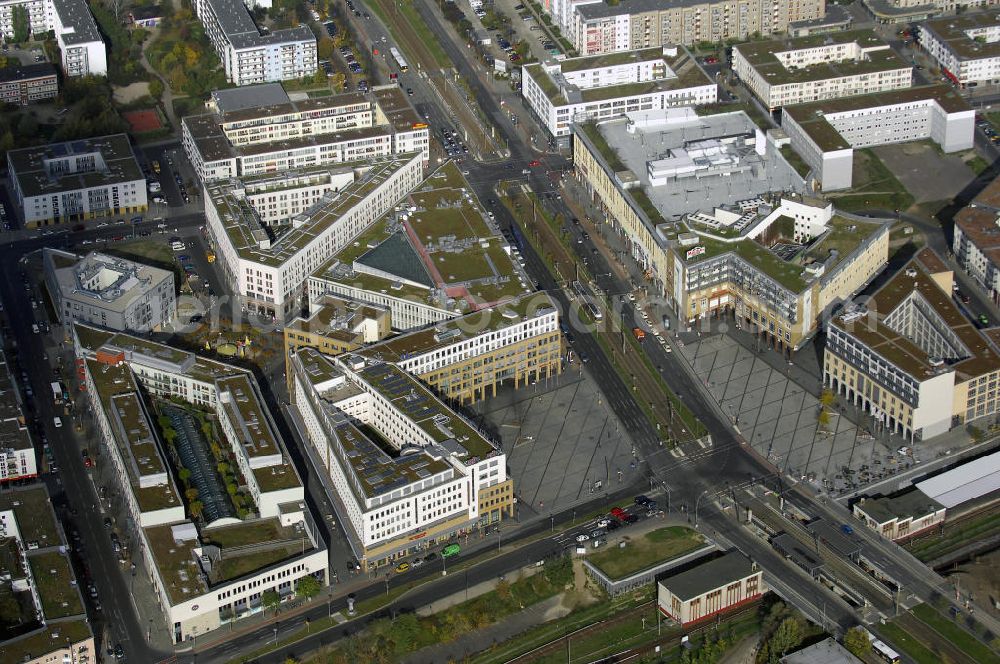 Aerial image Berlin - Blick auf das Stadtteilzentrum Helle-Mitte in Berlin Hellersdorf. Es wurde im September 1997 eröffnet und bietet viel Abwechslung. Unter an derem befindet sich dort ein Kino, viele Geschäfte und Boutiquen, Restaurants, ein Ärztehaus und das Rathaus. Aber auch Wohnraum, ein Hotel und eine Fachhochschule haben sich dort angesiedelt. Kontakt: Helle Mitte Immobilienverwaltungs GmbH, Lil-Dagover Straße 2 12627 Berlin, Tel. +49(0)30 9922 8800, Fax +49(0)30 9922 1325, Email: info@hellemittegmbh.de; Alice Salomon Hochschule Berlin, Alice-Salomon Platz 5 12627 Berlin, Tel. +49(0)30 99245 0, Fax +49(0)30 99245 245, Email: asfh-@asfh-berlin.de