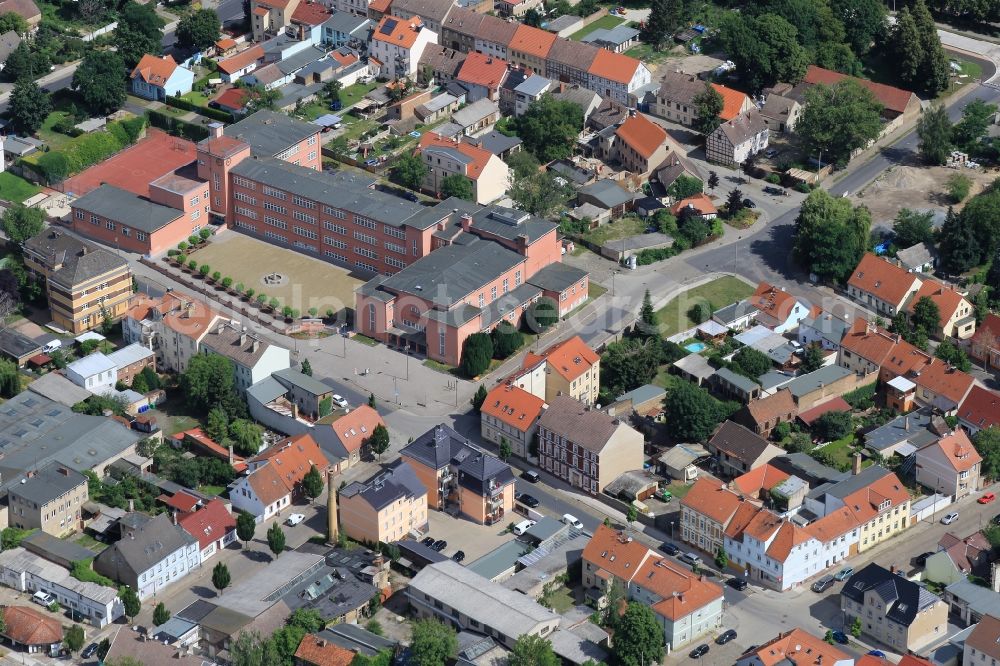 Luckenwalde from above - The monument-ensemble of Theatre and Friedrich-Ebert-Elementary School on Theaterstrasse in Luckenwalde in the state Brandenburg, Germany