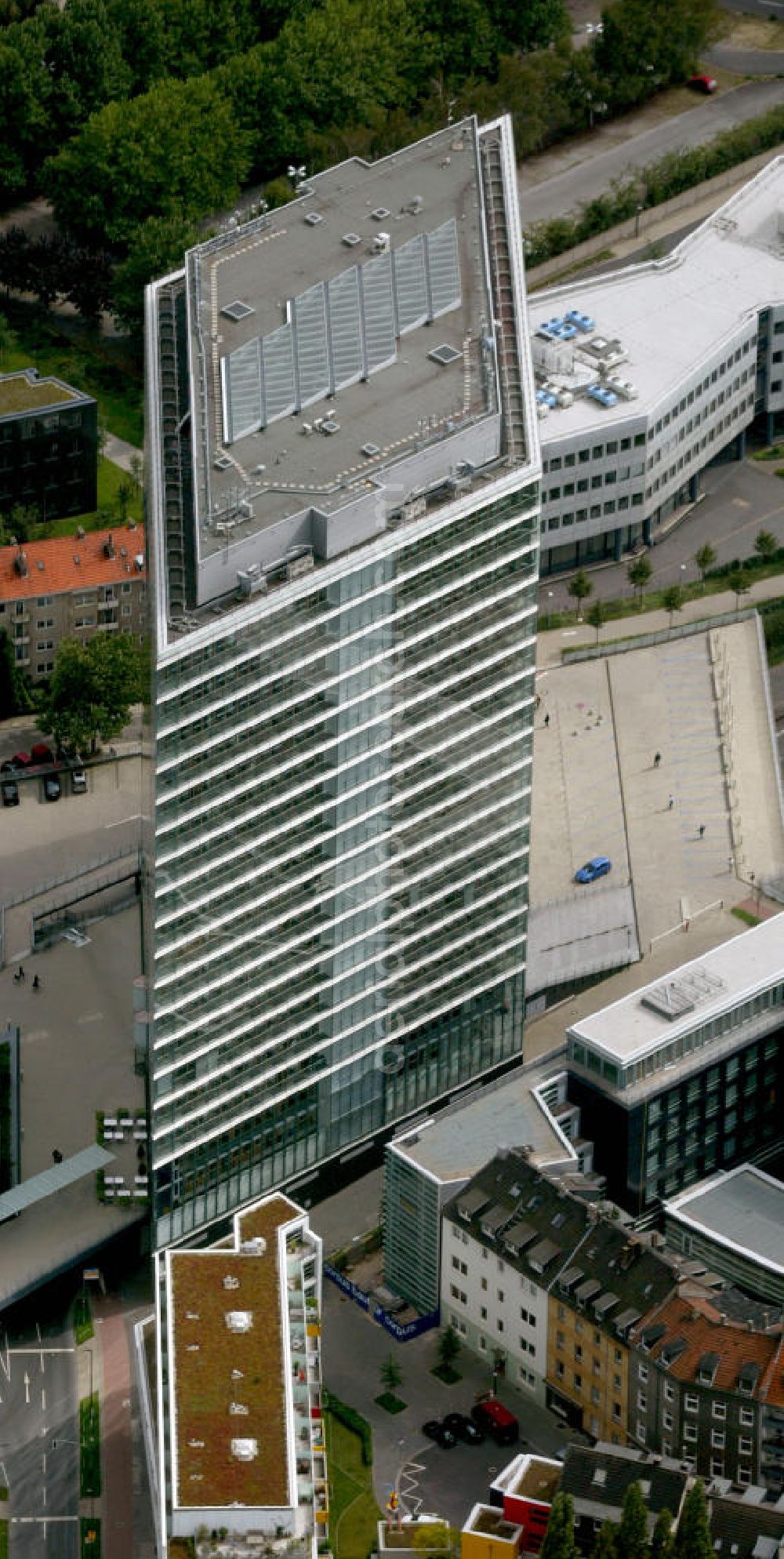 Düsseldorf from above - Blick auf das Stadttor und das Buero des Ministerprasidenten von NRW. Duesseldorf town gate and seat of the government of the federal state Northrhine Westphalia.