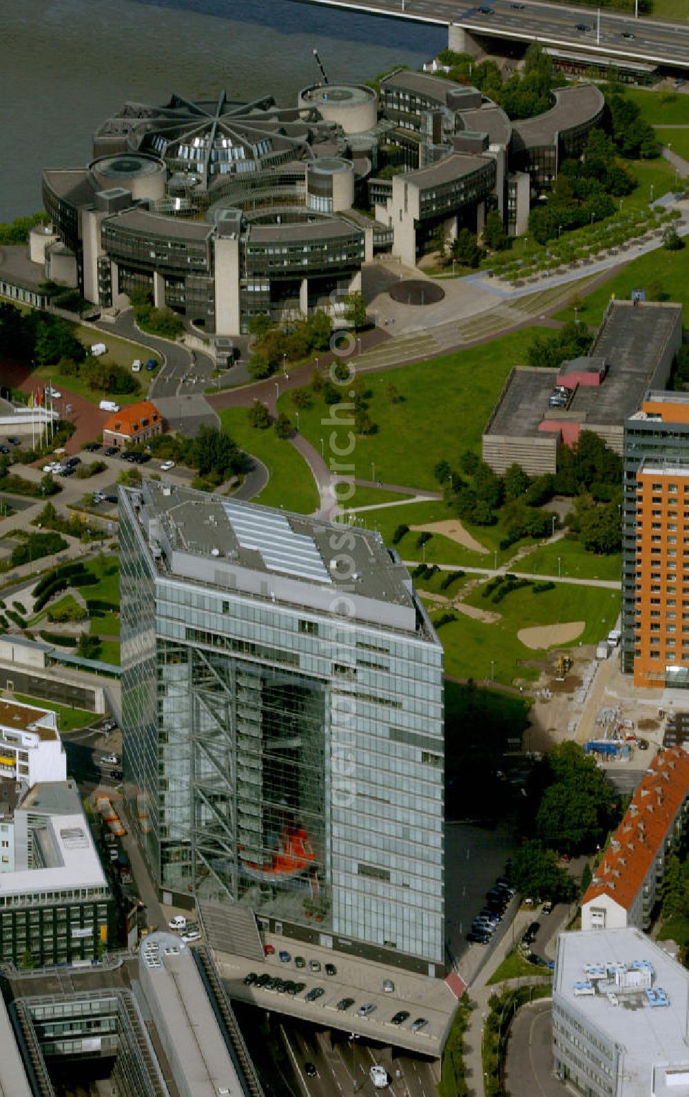 Aerial photograph Düsseldorf - Blick auf das Stadttor und das Büro des Ministerprasidenten von NRW. Duesseldorf town gate and seat of the government of the federal state Northrhine Westphalia.