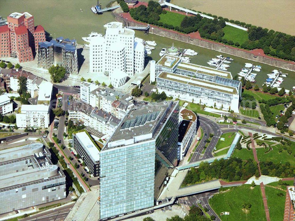 Düsseldorf (NRW) from above - Blick auf das Stadttor und den Medienhafen südlich der Düsseldorfer Stadtmitte. Das Stadttor ist 80m hoch und hat eine Büroflache von ca.27.000 Quadratmeter. Architekt: Ingenhoven Overdiek und Partner; Bauherr GbR Düsseldorf Stadttor mbH; http://