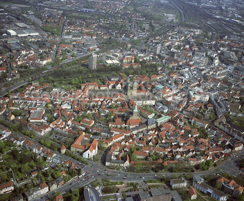 Aerial photograph Osnabrück - Blick auf das Stadtzentrum und die Altstadt von Osnabrück in Niedersachsen mit der ehemalige Stiftskirche St. Johann und dem Dom St. Peter. View of the City center and the old town of Osnabrück in Lower Saxony with the former collegiate church of St. John and the Cathedral of St. Peter.