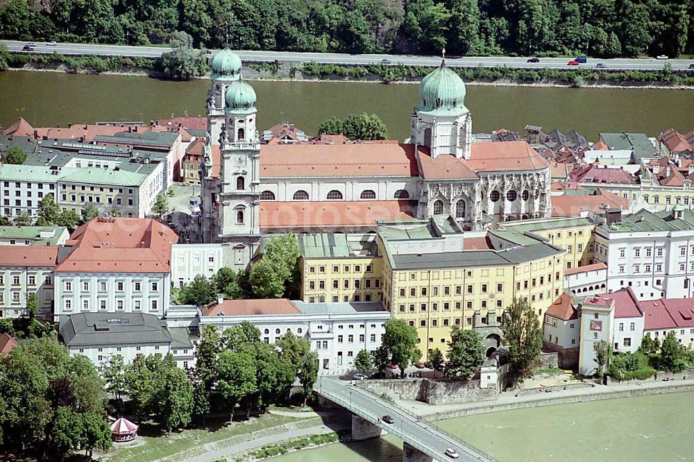 Passau/ Bayern from the bird's eye view: Stadtzentrum und Altstadt von Passau an der Donau in Bayern.