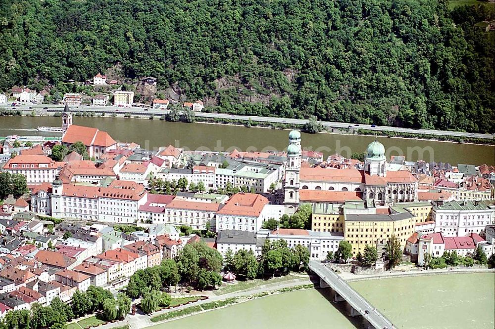 Aerial image Passau/ Bayern - Stadtzentrum und Altstadt von Passau an der Donau in Bayern.