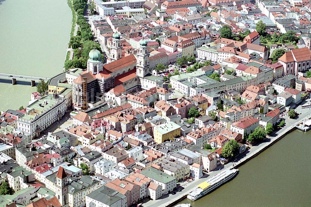 Aerial photograph Passau/ Bayern - Stadtzentrum und Altstadt von Passau an der Donau in Bayern.