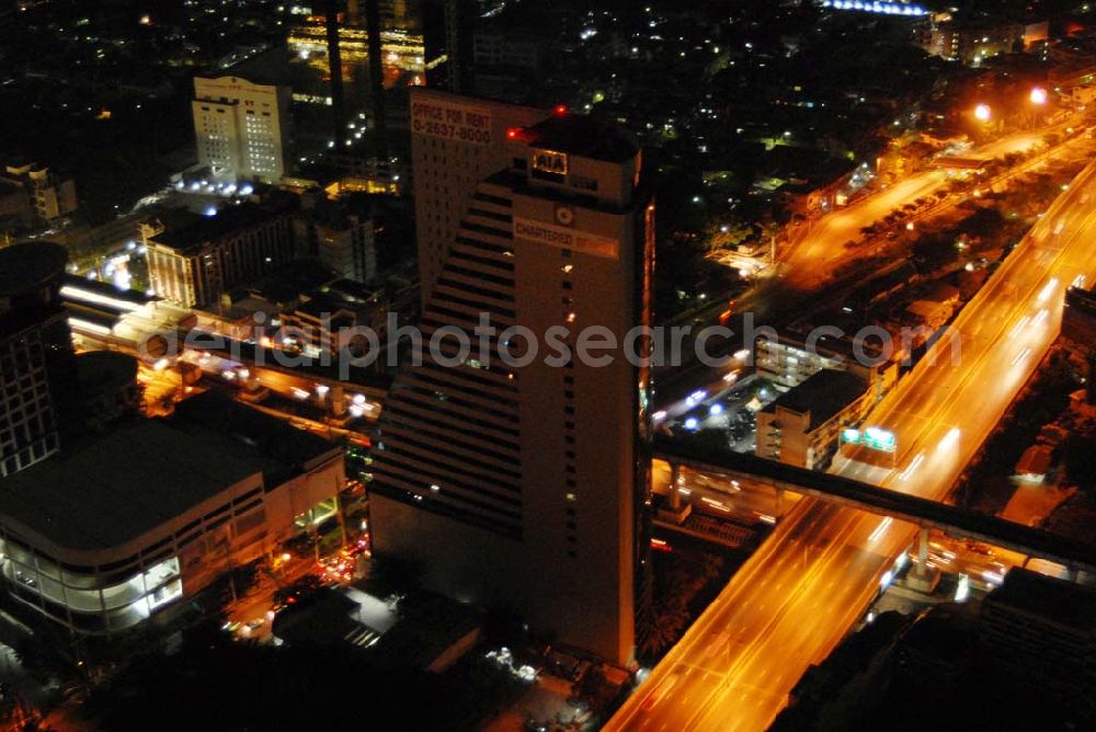 Bangkok / Thailand from above - Blick auf die nächtliche City von Bangkok am Areal des State Tower an der Skytrain Line.