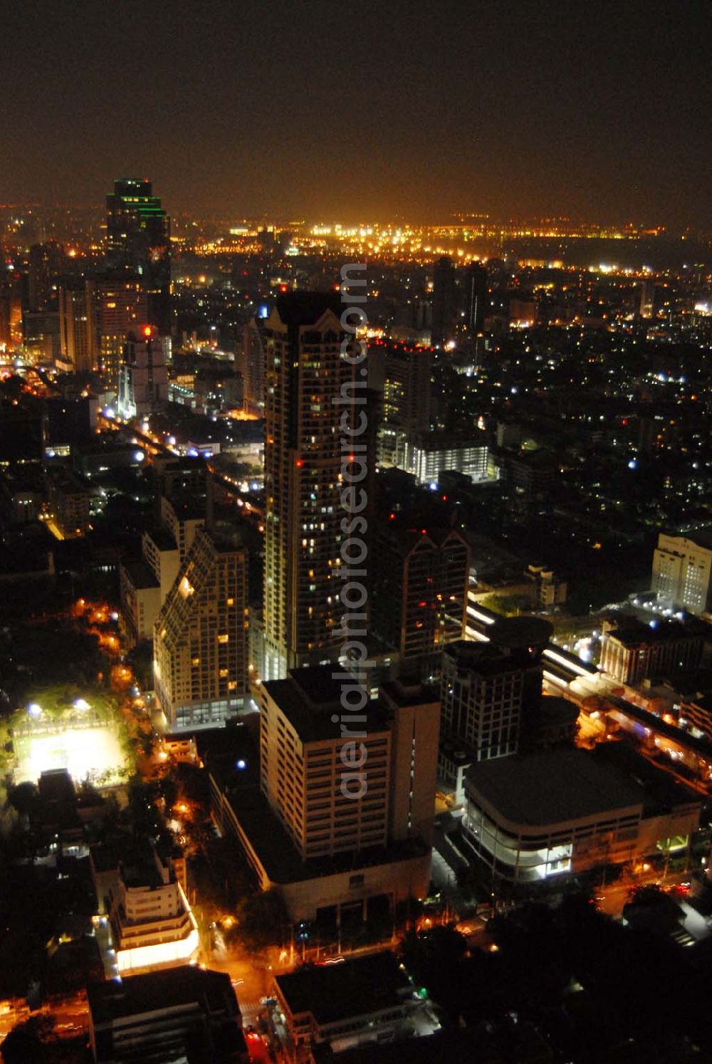 Bangkok from above - Blick auf die nächtliche City von Bangkok am Areal des State Tower an der Skytrain Line.