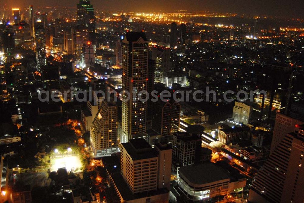 Bangkok from the bird's eye view: Blick auf die nächtliche City von Bangkok am Areal des State Tower an der Skytrain Line.