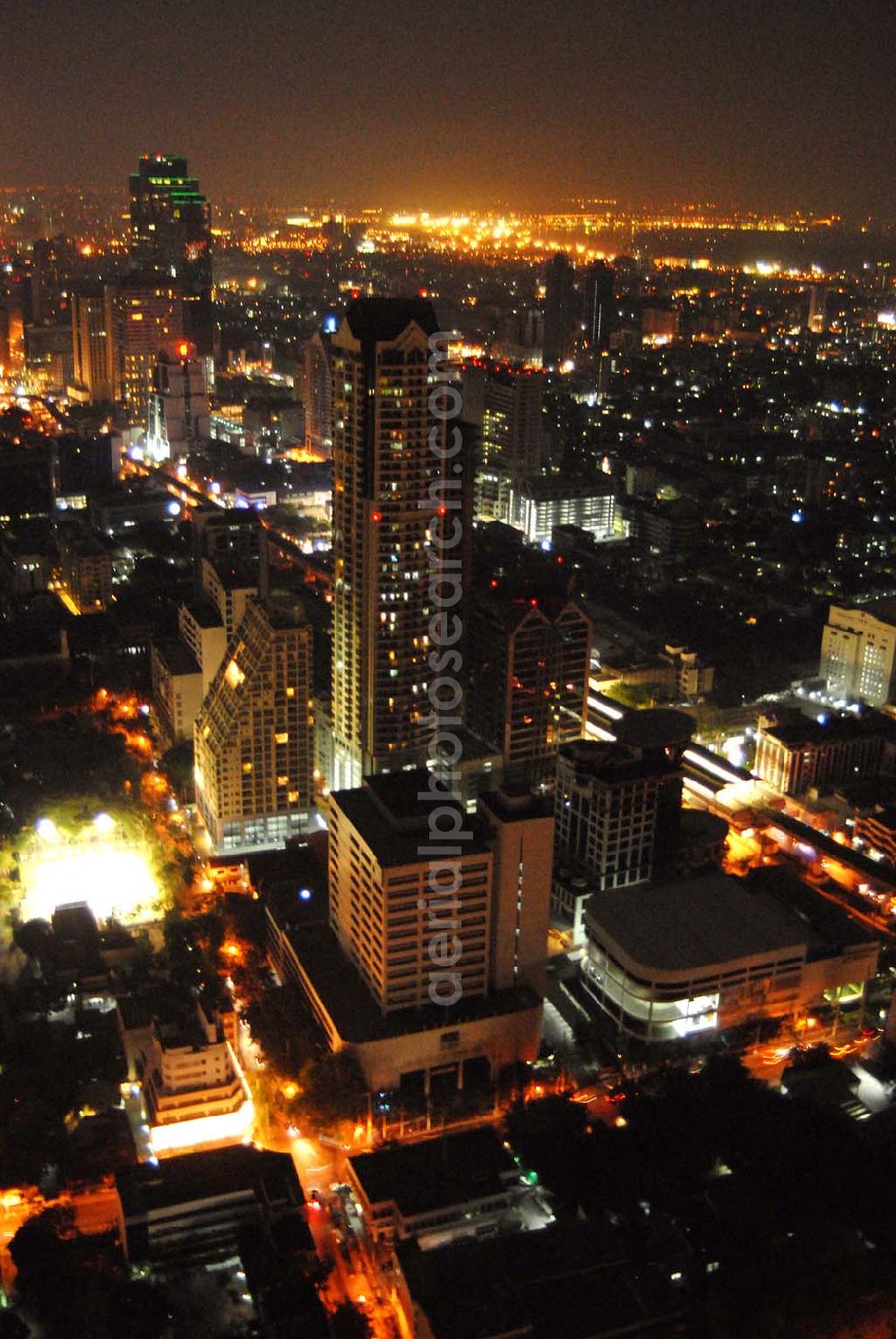 Bangkok from above - Blick auf die nächtliche City von Bangkok am Areal des State Tower an der Skytrain Line.