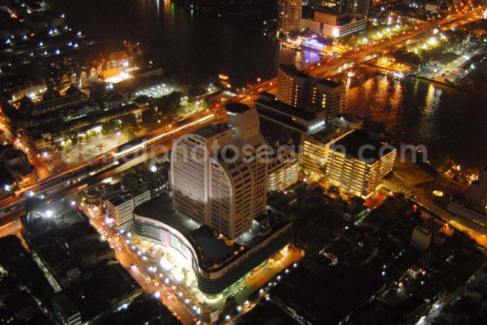 Bangkok from the bird's eye view: Blick auf die nächtliche City von Bangkok am Areal des State Tower mit dem Komplex des Hotel Shang Grila und des Robinson Department Store (Bangrak Branch) am Mae Nam Chao Phraya Fluss.