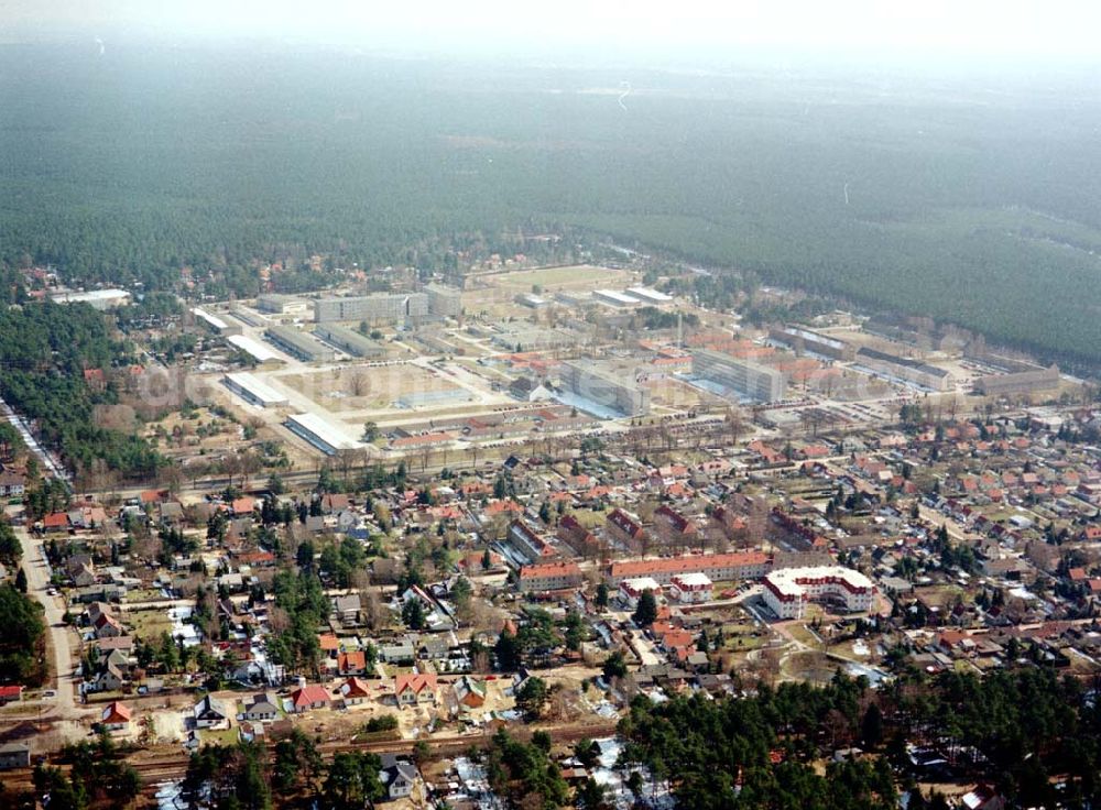 Aerial photograph Basdorf - Stadtzentrum von Basdorf mit dem Kasernengelände der Bereitschaftspolizei Basdorf.