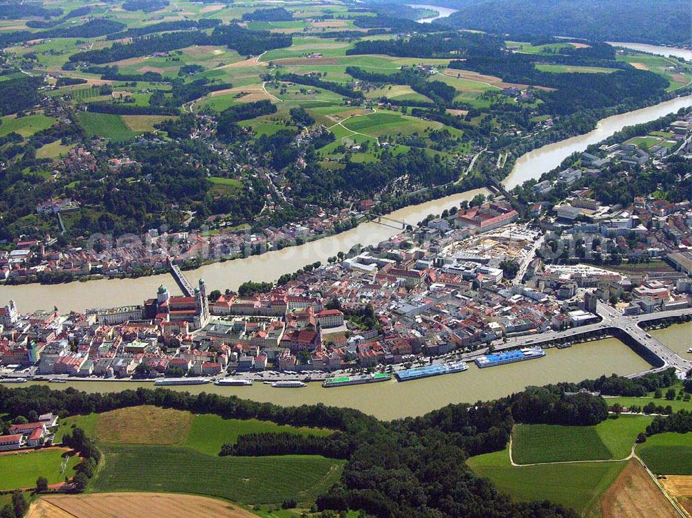 Aerial image Passau - Blick auf das Stadtzentrum von Passau mit dem Stephansdom und die zentrale Umgestaltung durch das Bauprojekt Neue Mitte. Beteiligte Unternehmen u.a.: BAYERNAREAL Immobilien GmbH & Co. Bauträger KG, Ansprechpartner: Erwin Wendl, Neuburger Str. 76, 94032 Passau, Telefon 08 51/9 56 15 40, Telefax 08 51/5 11 60, E-Mail: info(at)bayernareal.de - Stadtwerke Passau GmbH, Ansprechpartner: Geschäftsführer Gottfried Weindler, Regensburger Str. 29, 94036 Passau, Telefon 08 51/5 60-0, Telefax 08 51/5 60-1 75