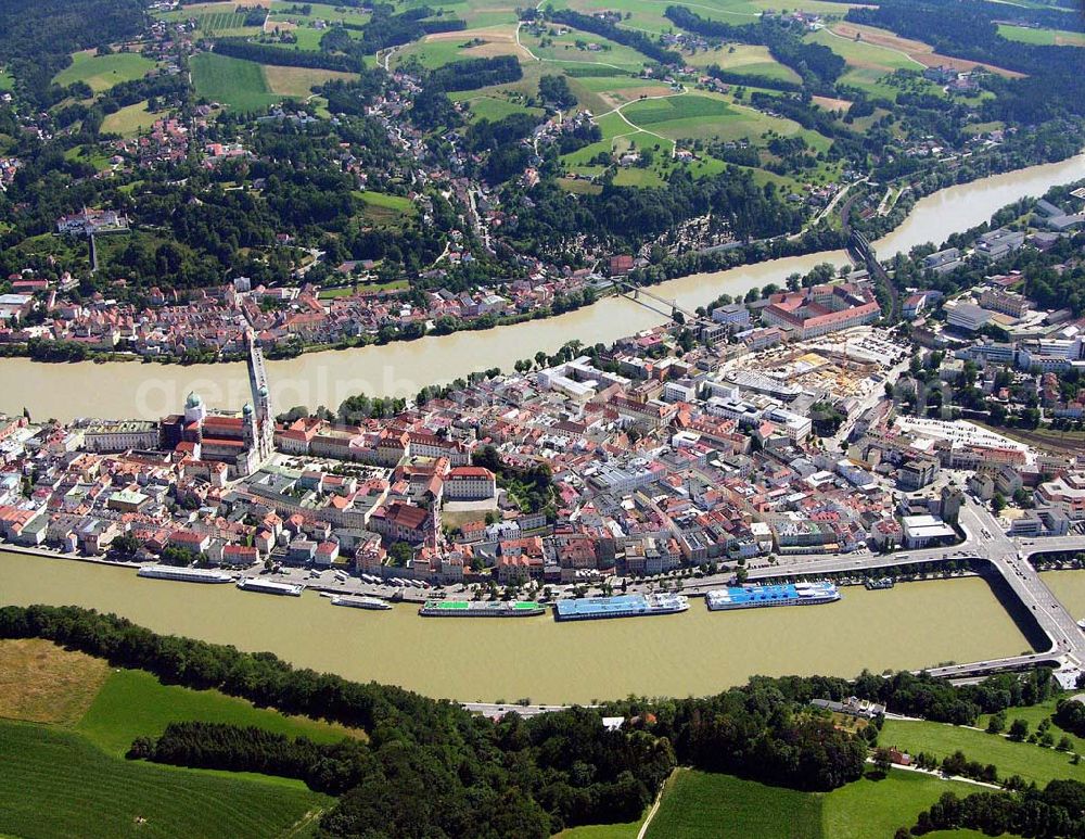 Aerial photograph Passau - Blick auf das Stadtzentrum von Passau mit dem Stephansdom und die zentrale Umgestaltung durch das Bauprojekt Neue Mitte. Beteiligte Unternehmen u.a.: BAYERNAREAL Immobilien GmbH & Co. Bauträger KG, Ansprechpartner: Erwin Wendl, Neuburger Str. 76, 94032 Passau, Telefon 08 51/9 56 15 40, Telefax 08 51/5 11 60, E-Mail: info(at)bayernareal.de - Stadtwerke Passau GmbH, Ansprechpartner: Geschäftsführer Gottfried Weindler, Regensburger Str. 29, 94036 Passau, Telefon 08 51/5 60-0, Telefax 08 51/5 60-1 75