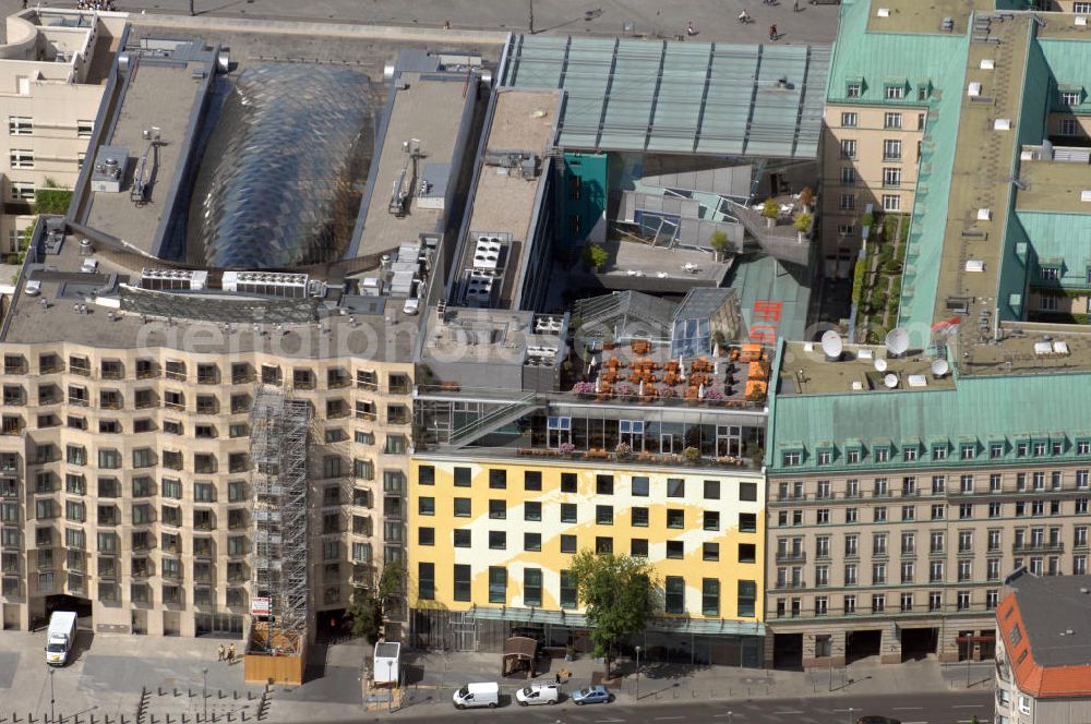 Berlin from the bird's eye view: Blick auf das Wohn- und Geschäftshausareal am Pariser Platz hinter dem Brandenburger Tor in Berlin - Mitte. Im Vordergrund die am Hotel Adlon angrenzenden Wohn- und Geschäftshäuser an der Behrenstraße mit dem FELIX Club Restaurant. In der Bildmitte der Neubau der Akademie der Künste.