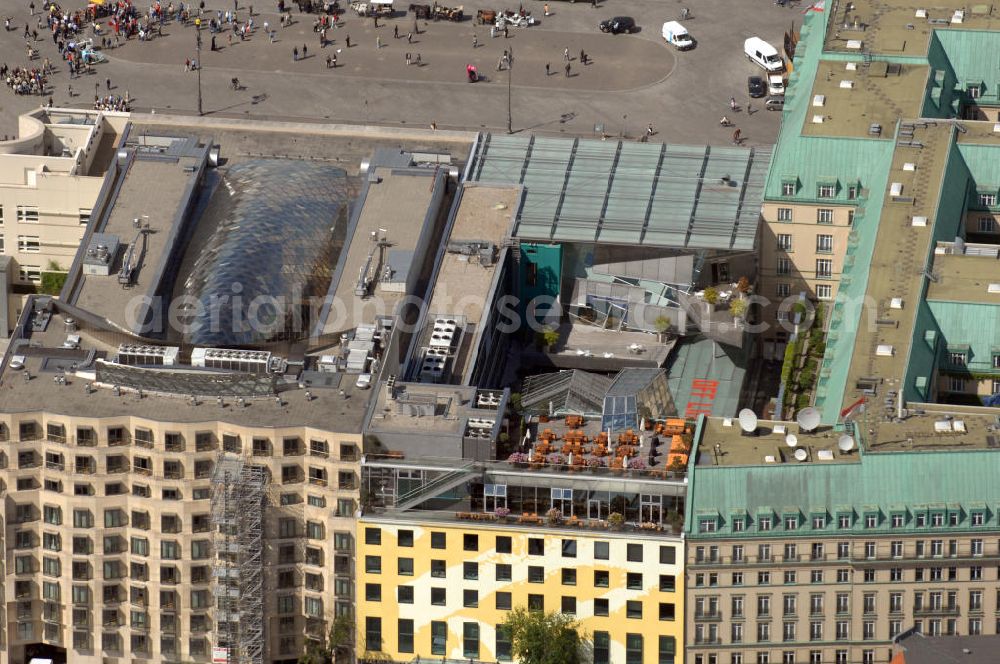 Aerial image Berlin - Blick auf das Wohn- und Geschäftshausareal am Pariser Platz hinter dem Brandenburger Tor in Berlin - Mitte. Im Vordergrund die am Hotel Adlon angrenzenden Wohn- und Geschäftshäuser an der Behrenstraße mit dem FELIX Club Restaurant. In der Bildmitte der Neubau der Akademie der Künste.