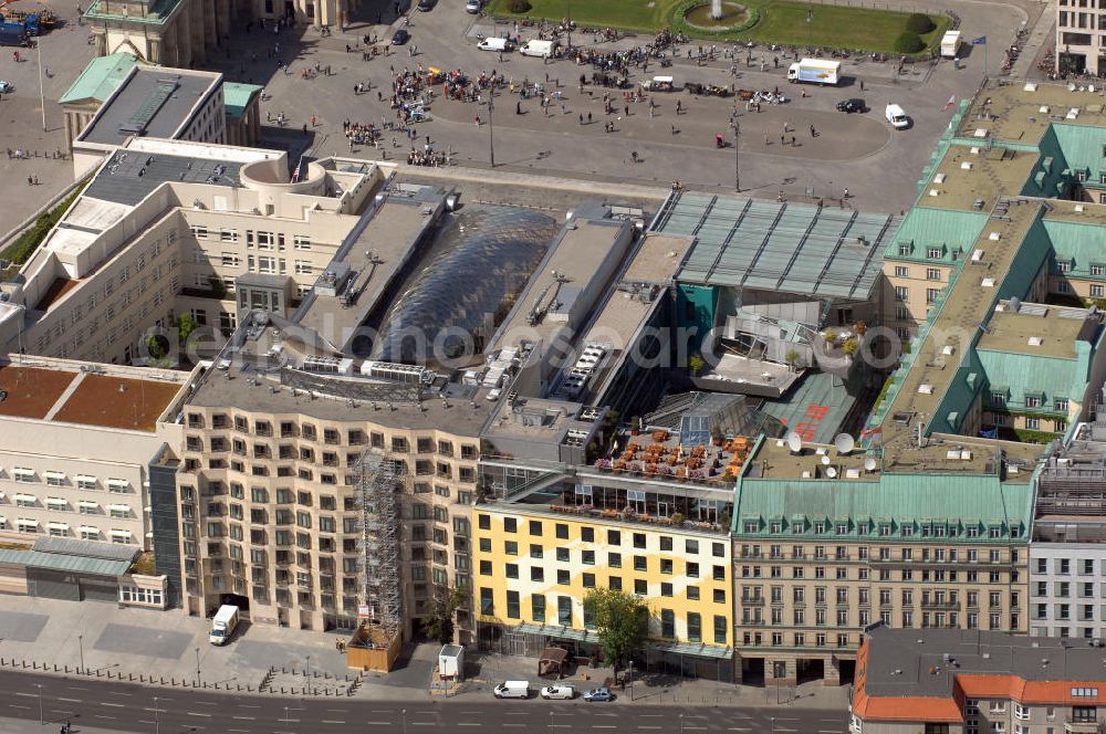 Aerial photograph Berlin - Blick auf das Wohn- und Geschäftshausareal am Pariser Platz hinter dem Brandenburger Tor in Berlin - Mitte. Im Vordergrund die am Hotel Adlon angrenzenden Wohn- und Geschäftshäuser an der Behrenstraße mit dem FELIX Club Restaurant. In der Bildmitte der Neubau der Akademie der Künste.