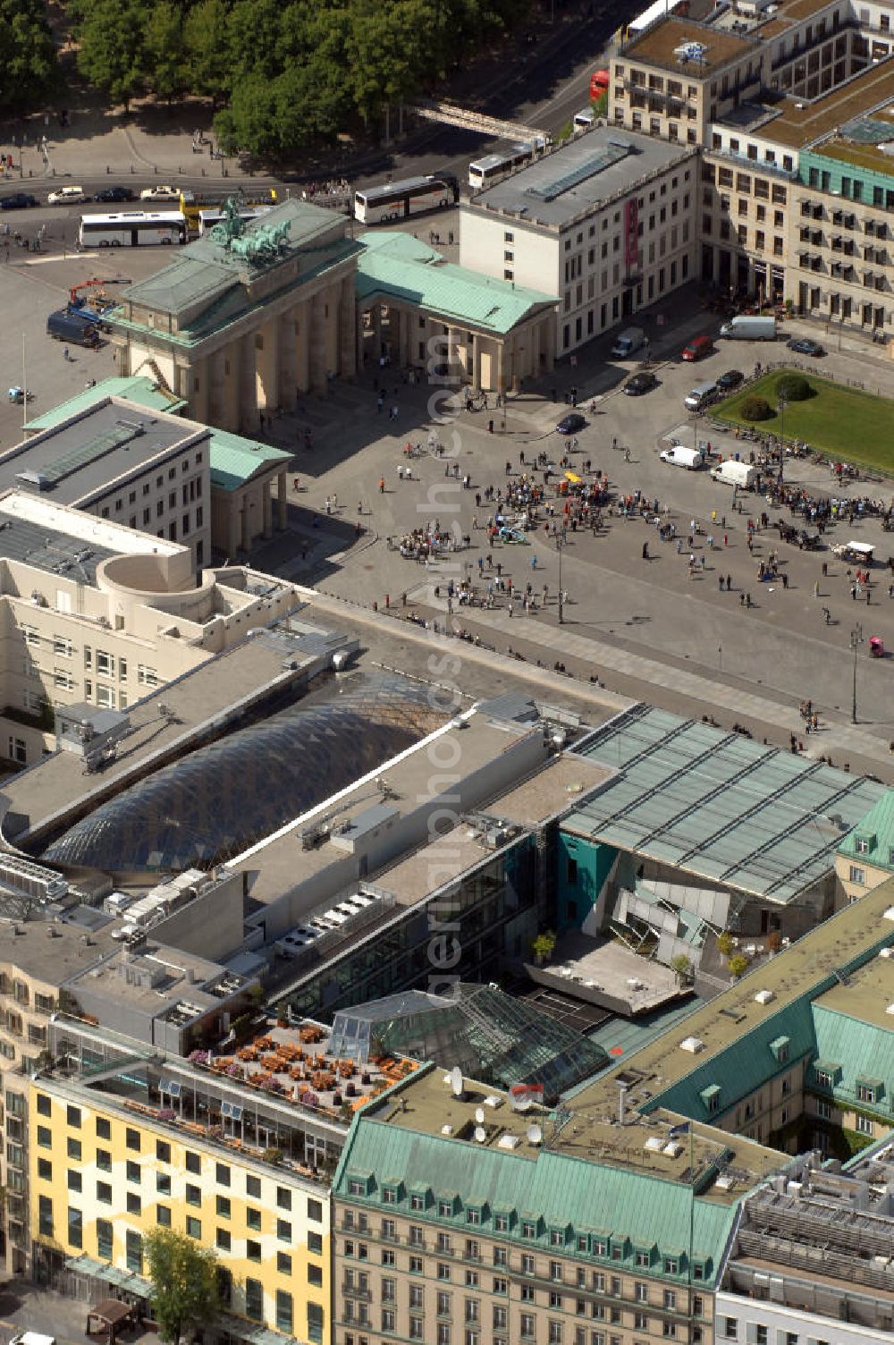 Berlin from above - Blick auf das Wohn- und Geschäftshausareal am Pariser Platz hinter dem Brandenburger Tor in Berlin - Mitte. Im Vordergrund die am Hotel Adlon angrenzenden Wohn- und Geschäftshäuser an der Behrenstraße mit dem FELIX Club Restaurant. In der Bildmitte der Neubau der Akademie der Künste.