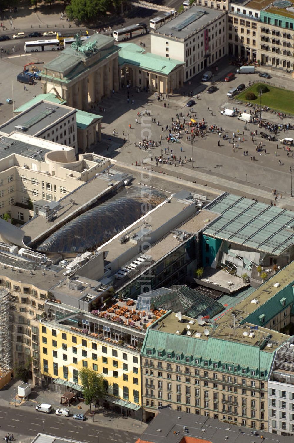 Berlin from the bird's eye view: Blick auf das Wohn- und Geschäftshausareal am Pariser Platz hinter dem Brandenburger Tor in Berlin - Mitte. Im Vordergrund die am Hotel Adlon angrenzenden Wohn- und Geschäftshäuser an der Behrenstraße mit dem FELIX Club Restaurant. In der Bildmitte der Neubau der Akademie der Künste.