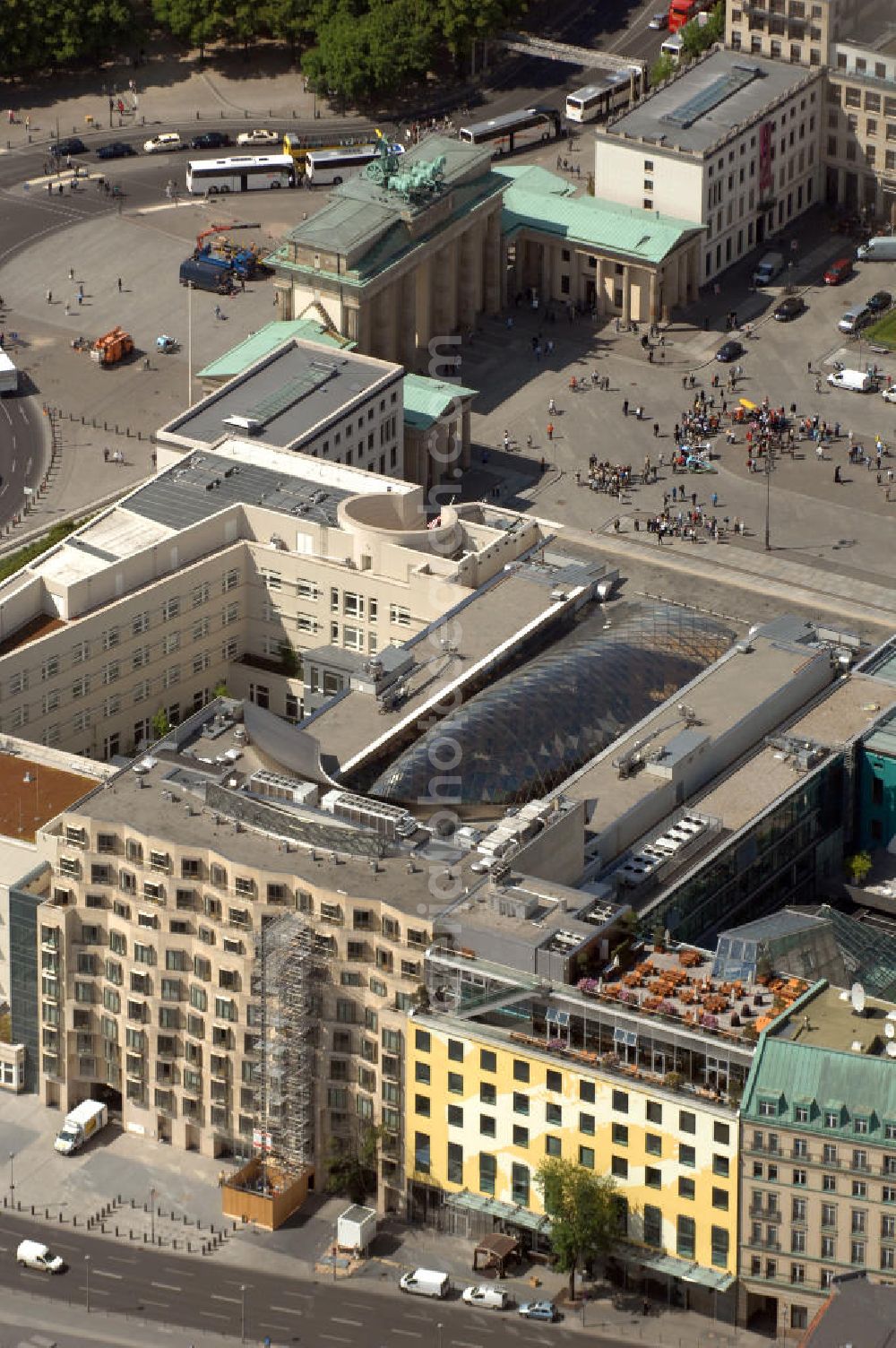 Aerial image Berlin - Blick auf das Wohn- und Geschäftshausareal am Pariser Platz hinter dem Brandenburger Tor in Berlin - Mitte. Im Vordergrund die am Hotel Adlon angrenzenden Wohn- und Geschäftshäuser an der Behrenstraße mit dem FELIX Club Restaurant. In der Bildmitte der Neubau der Akademie der Künste.