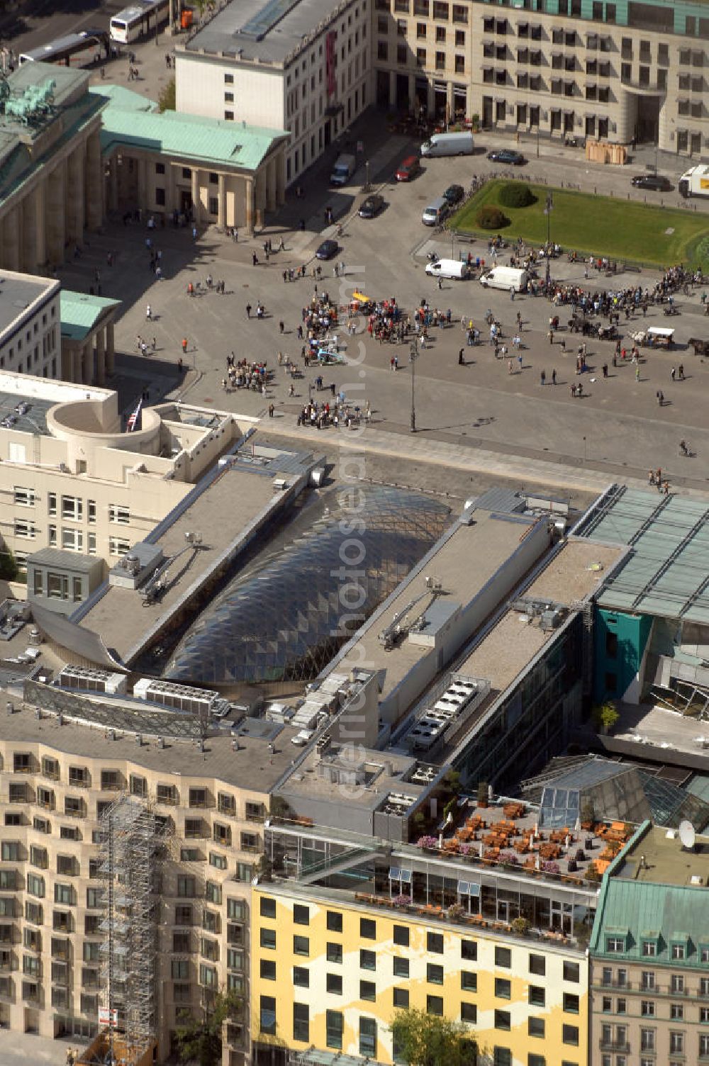 Aerial photograph Berlin - Blick auf das Wohn- und Geschäftshausareal am Pariser Platz hinter dem Brandenburger Tor in Berlin - Mitte. Im Vordergrund die am Hotel Adlon angrenzenden Wohn- und Geschäftshäuser an der Behrenstraße mit dem FELIX Club Restaurant. In der Bildmitte der Neubau der Akademie der Künste.