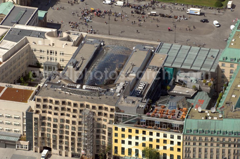 Berlin from above - Blick auf das Wohn- und Geschäftshausareal am Pariser Platz hinter dem Brandenburger Tor in Berlin - Mitte. Im Vordergrund die am Hotel Adlon angrenzenden Wohn- und Geschäftshäuser an der Behrenstraße mit dem FELIX Club Restaurant. In der Bildmitte der Neubau der Akademie der Künste.