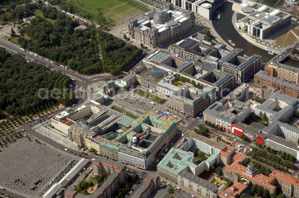 Aerial photograph Berlin - Blick auf das Wohn- und Geschäftshausareal am Pariser Platz hinter dem Brandenburger Tor in Berlin - Mitte. Links im Bild das angrenzende Holocaust-Denkmal an der Ebertstrasse, die Strasse des 17. Juni und die Strasse Unter den Linden.