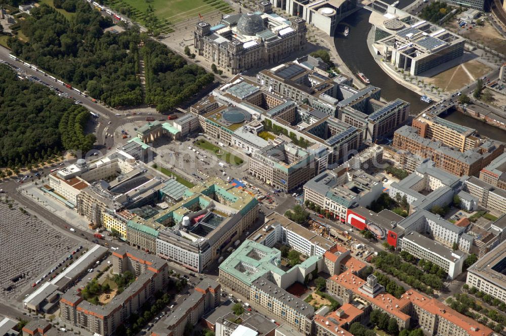 Berlin from above - Blick auf das Wohn- und Geschäftshausareal am Pariser Platz hinter dem Brandenburger Tor in Berlin - Mitte. Links im Bild das angrenzende Holocaust-Denkmal an der Ebertstrasse, die Strasse des 17. Juni und die Strasse Unter den Linden.