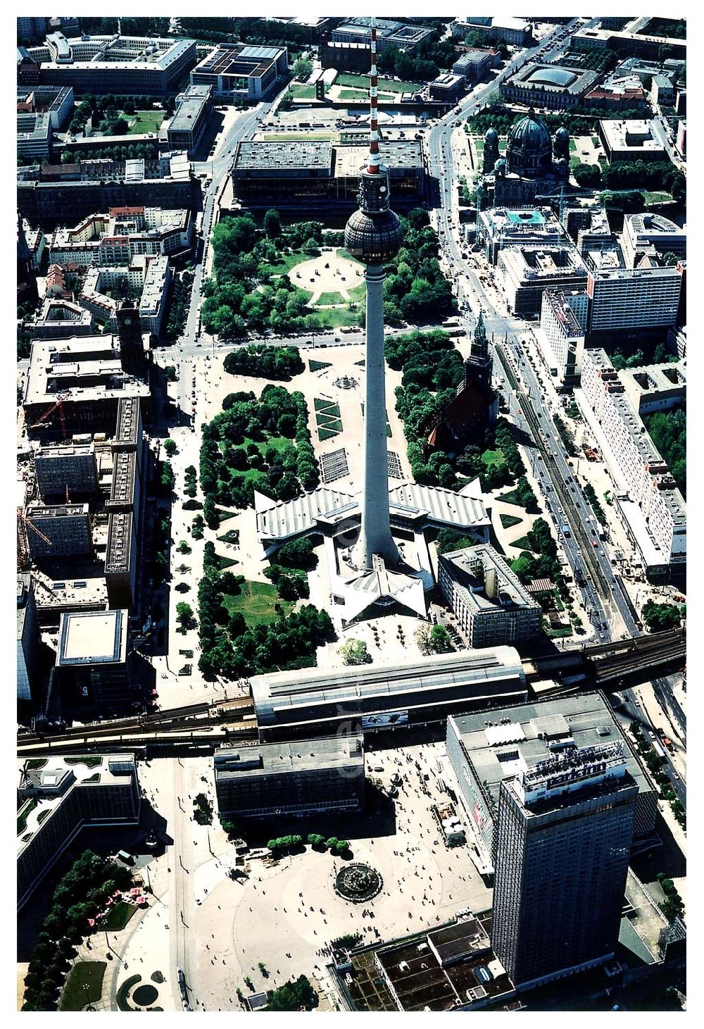 Aerial image Berlin - Stadtzentrum von Berlin - Mitte mit dem Fernsehturm.07.05.2003