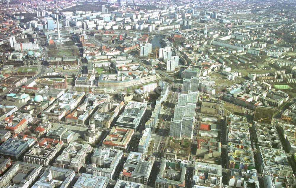 Berlin- Mitte from the bird's eye view: Stadtzentrum von Berlin - Mitte mit der Friedrichstraße und der Baustelle Charlottenstraße 68-71 der BEOS Projektentwicklung GmbH. 11.03.02